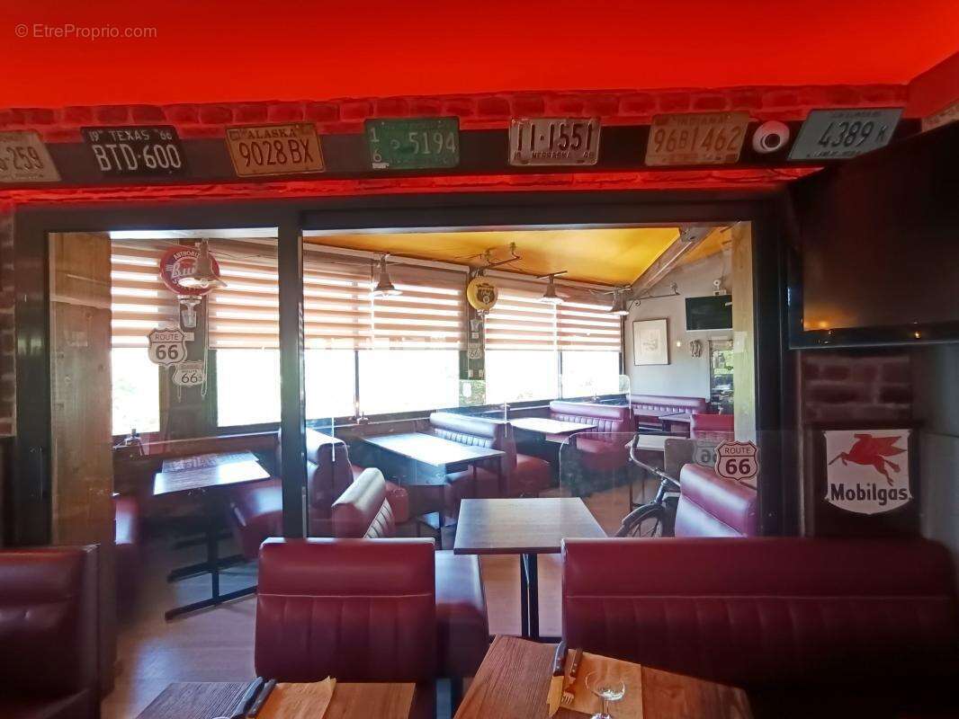 Commerce à SAINT-CLEMENT-DE-RIVIERE