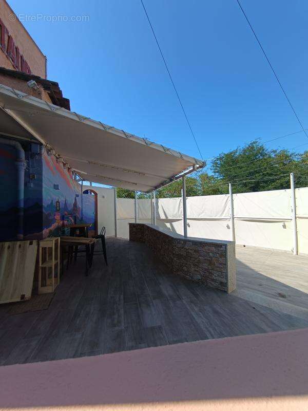 Commerce à SAINT-CLEMENT-DE-RIVIERE