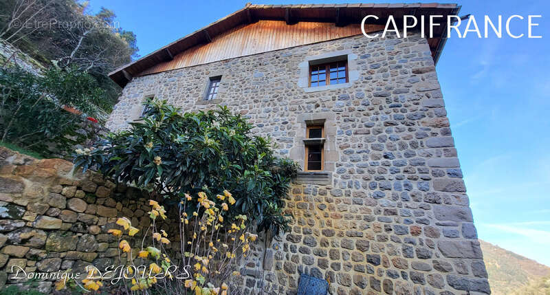 Maison à SAINT-SAUVEUR-DE-MONTAGUT