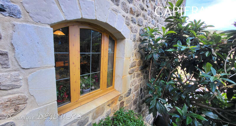 Maison à SAINT-SAUVEUR-DE-MONTAGUT