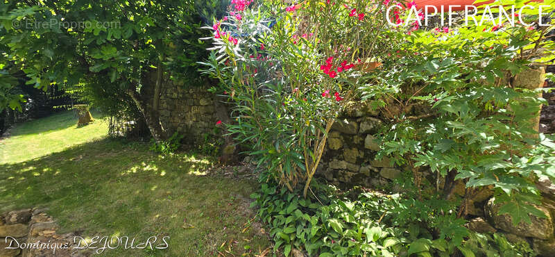 Maison à SAINT-SAUVEUR-DE-MONTAGUT