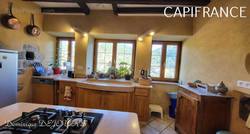 Maison à SAINT-SAUVEUR-DE-MONTAGUT