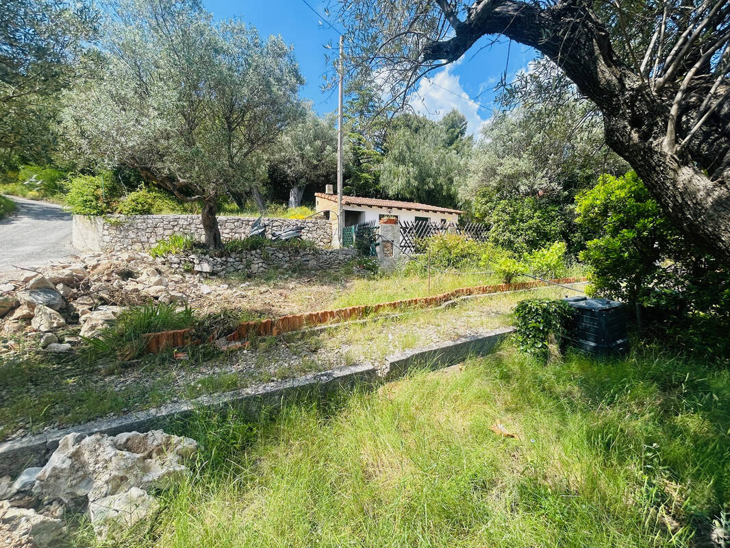 Terrain à LE REVEST-LES-EAUX