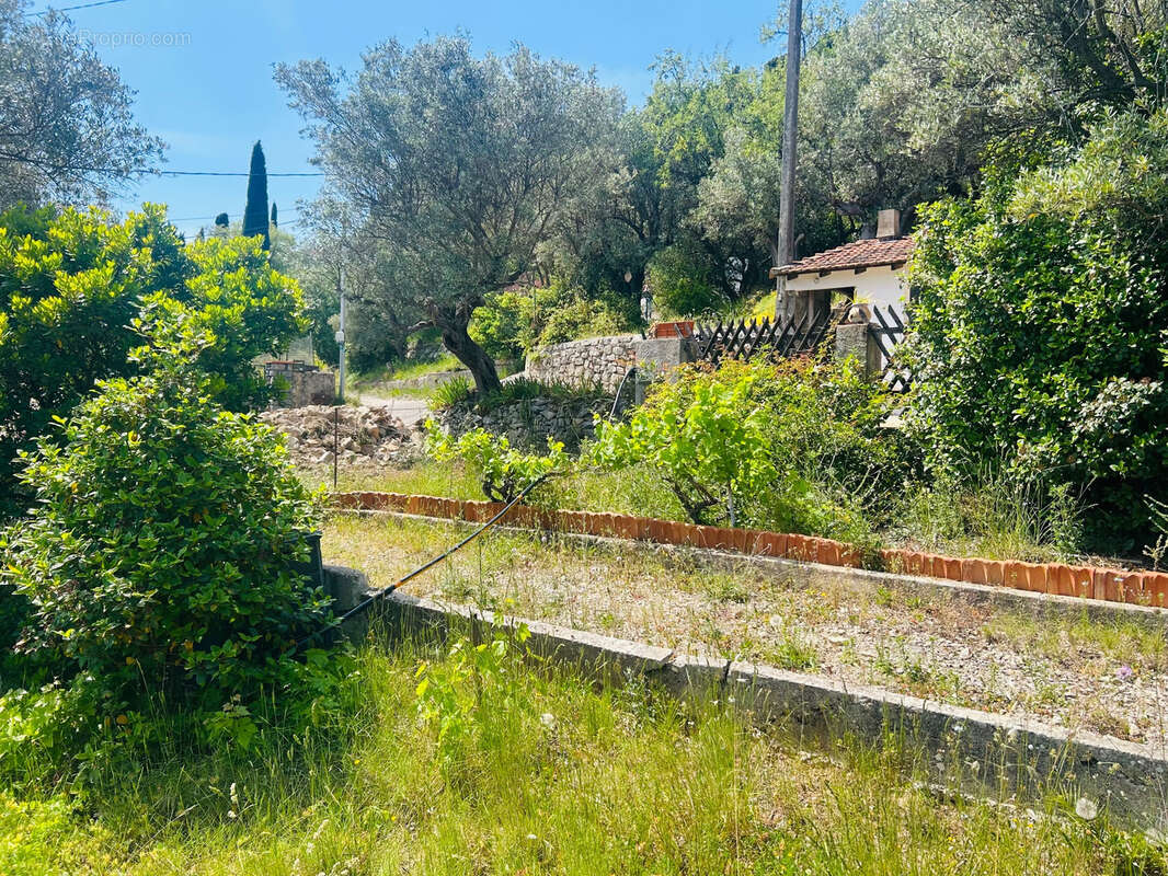 Terrain à LE REVEST-LES-EAUX