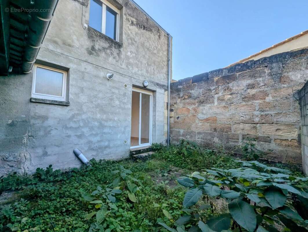 Térasse et cour privative - Maison à COUTRAS