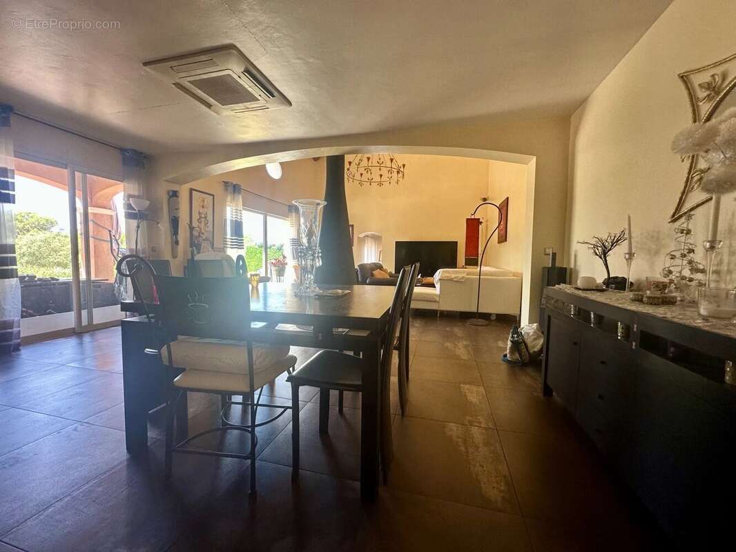 Maison à ROQUEBRUNE-SUR-ARGENS