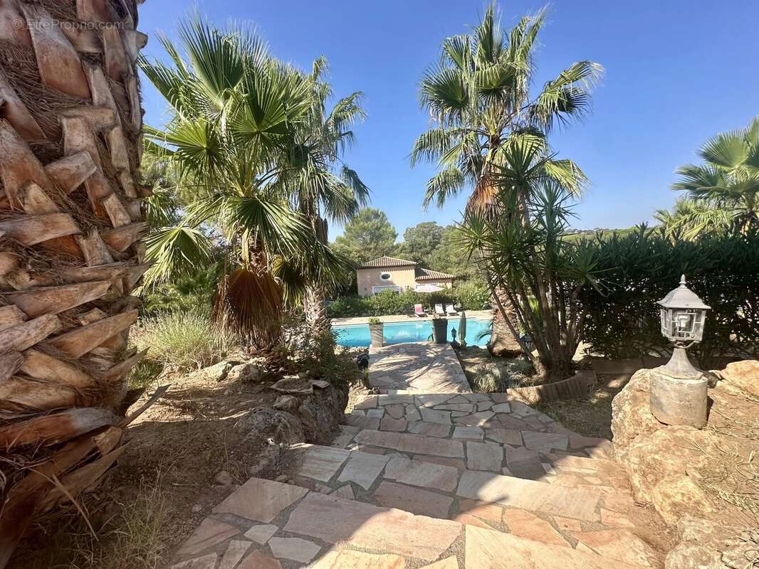 Maison à ROQUEBRUNE-SUR-ARGENS