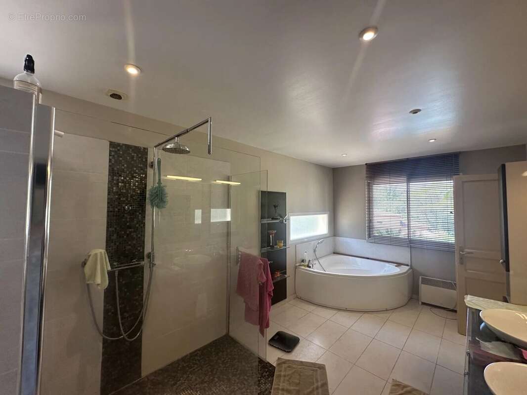 Maison à ROQUEBRUNE-SUR-ARGENS