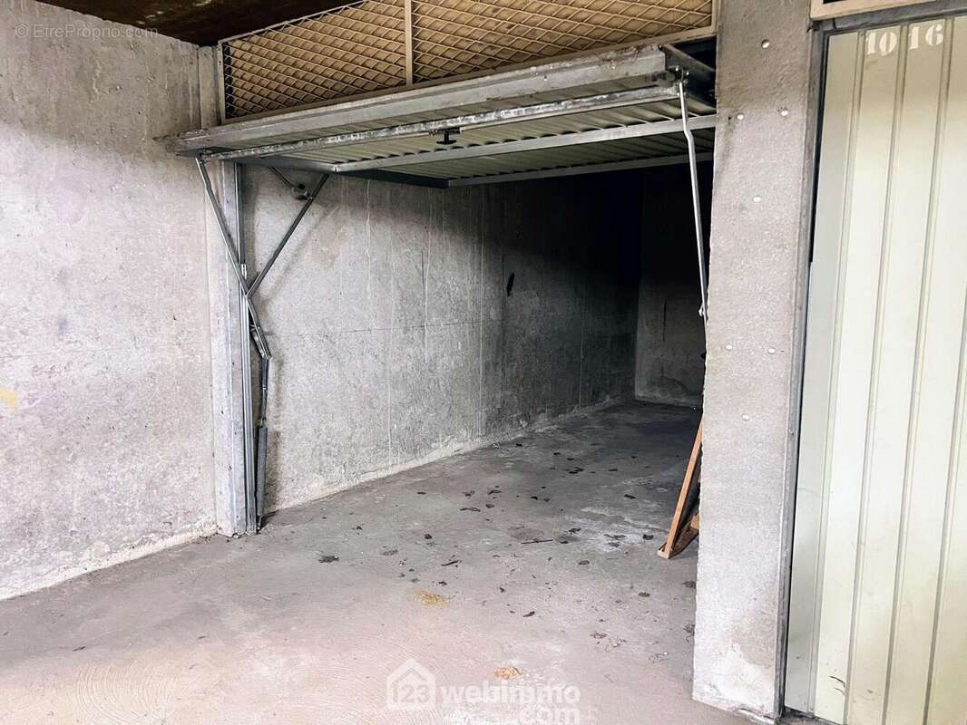 ... permet le stationnement d&#039;un véhicule et est fermé par une porte basculante. - Parking à ANGERS