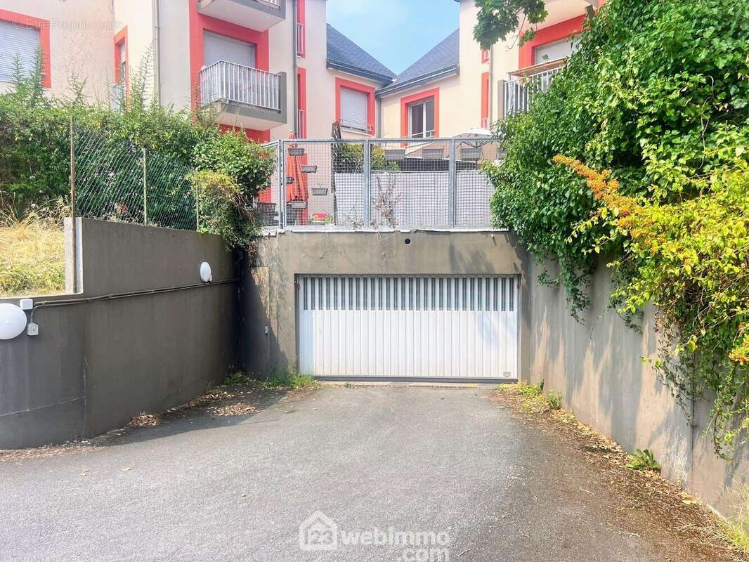 Dans une résidence proche du C.H.U d&#039;Angers... - Parking à ANGERS