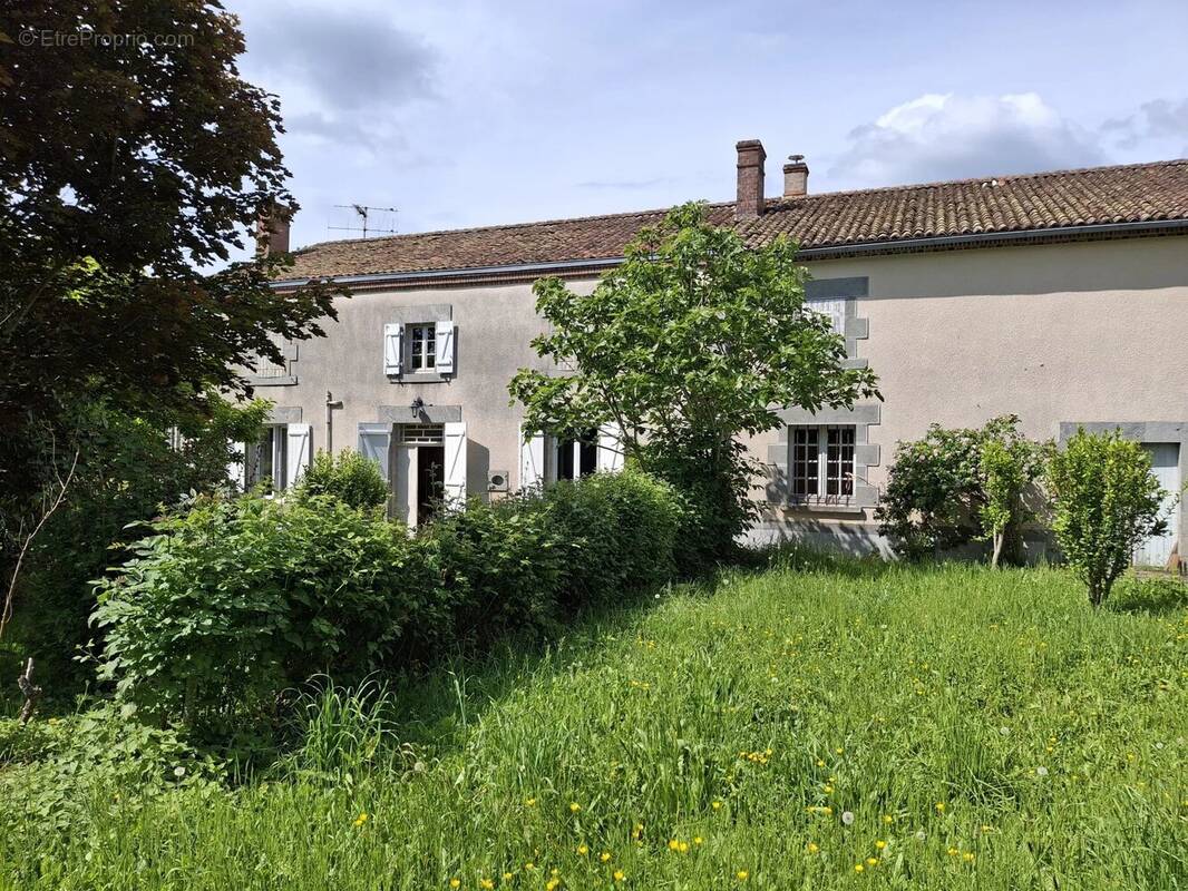 Maison à BUSSIERE-POITEVINE