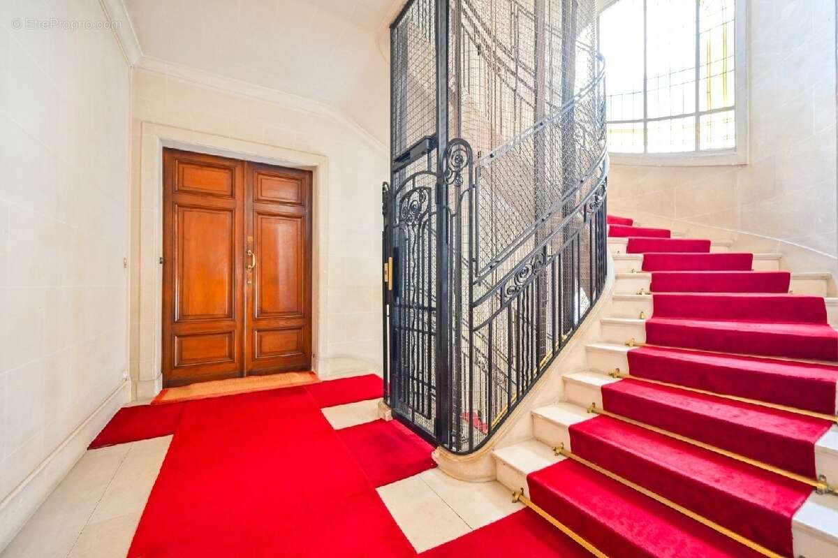 Appartement à PARIS-16E