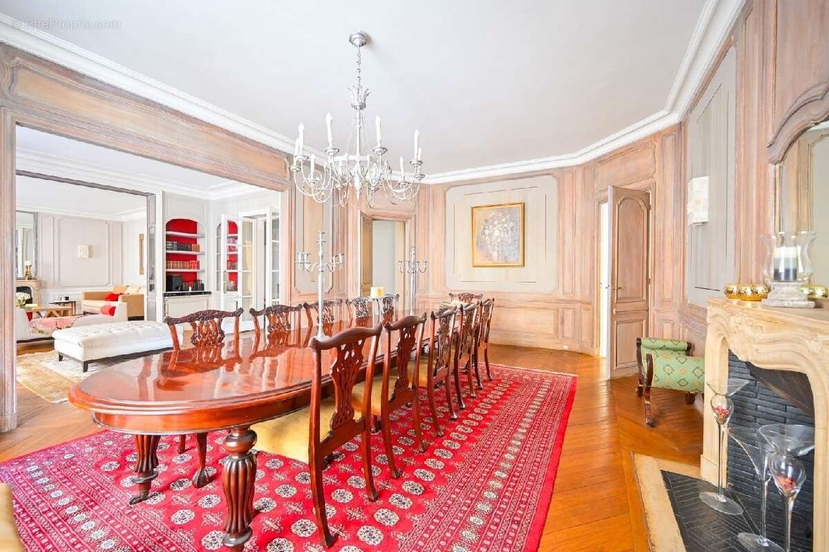 Appartement à PARIS-16E