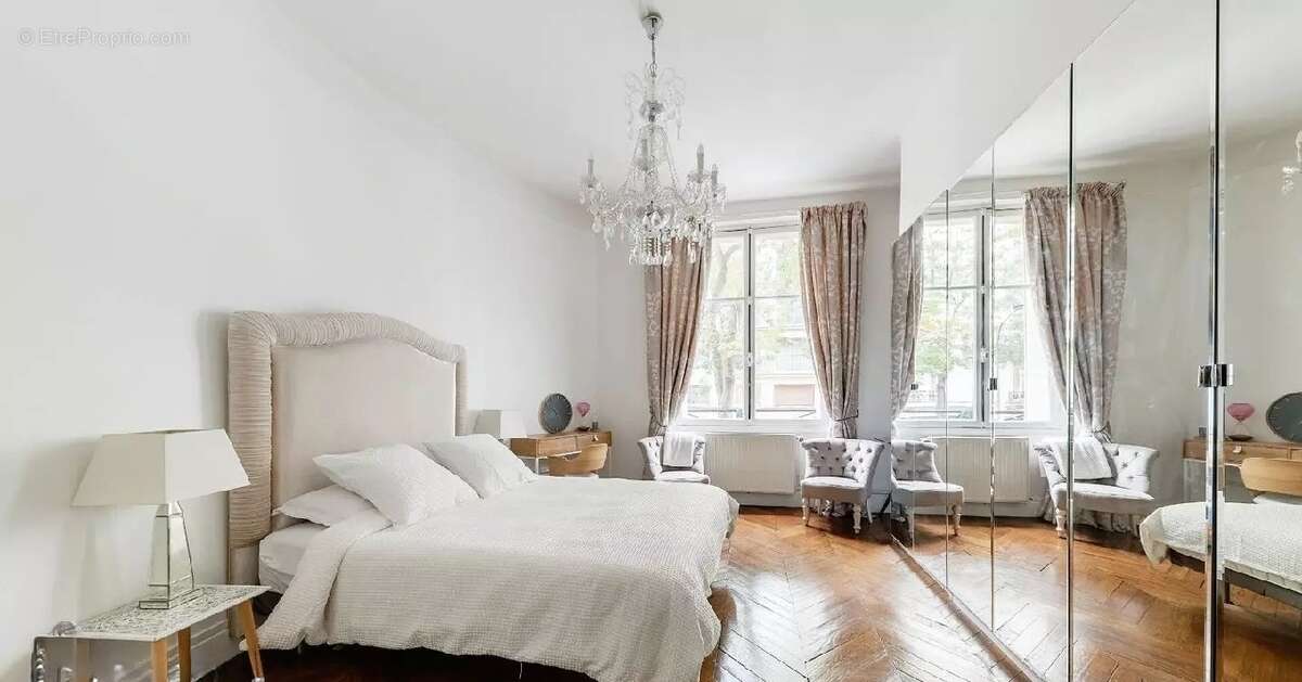 Appartement à PARIS-16E