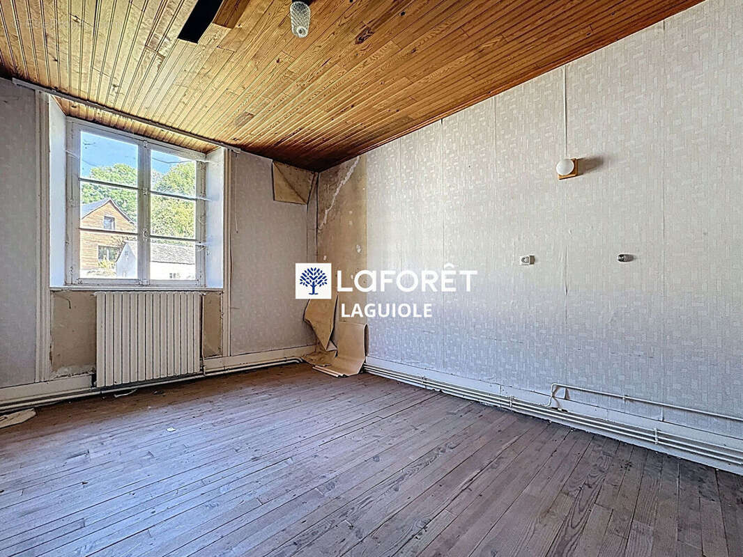 Appartement à CHAUDES-AIGUES