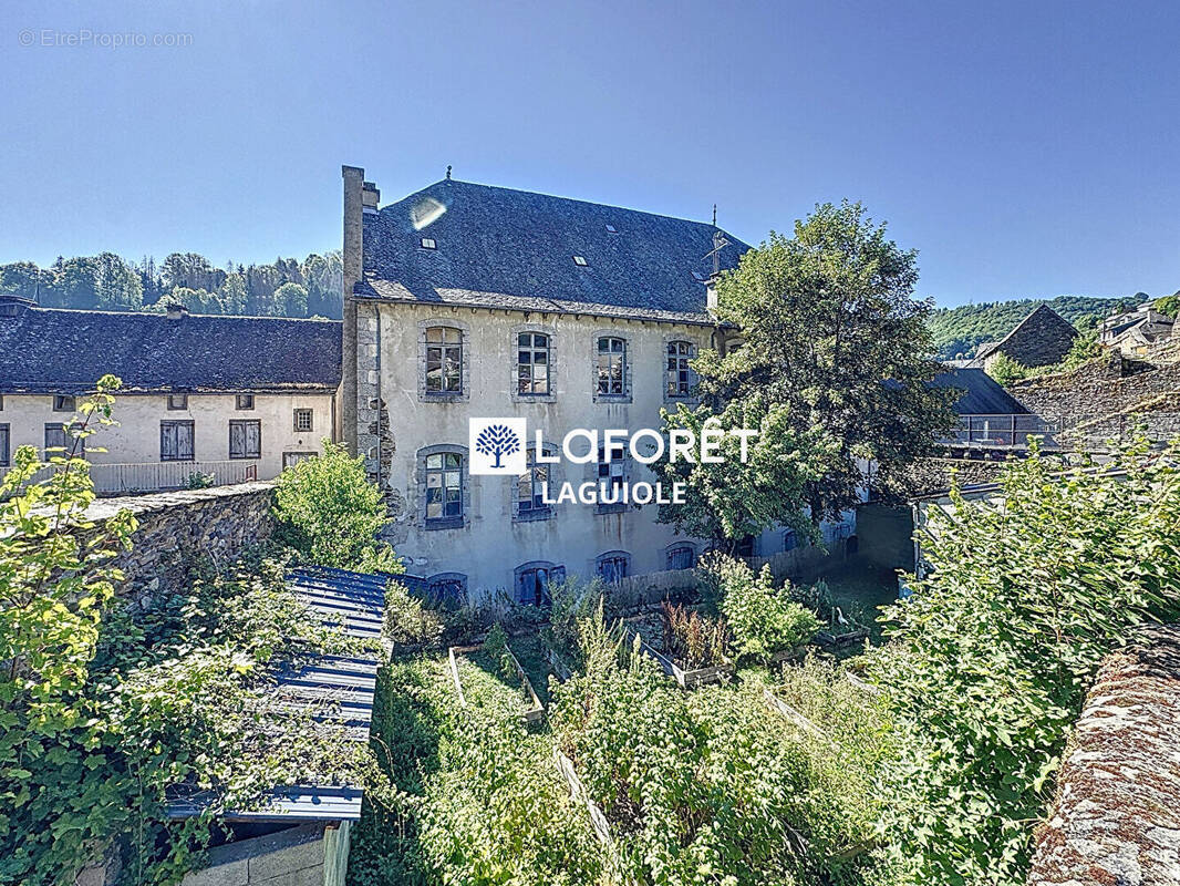 Appartement à CHAUDES-AIGUES