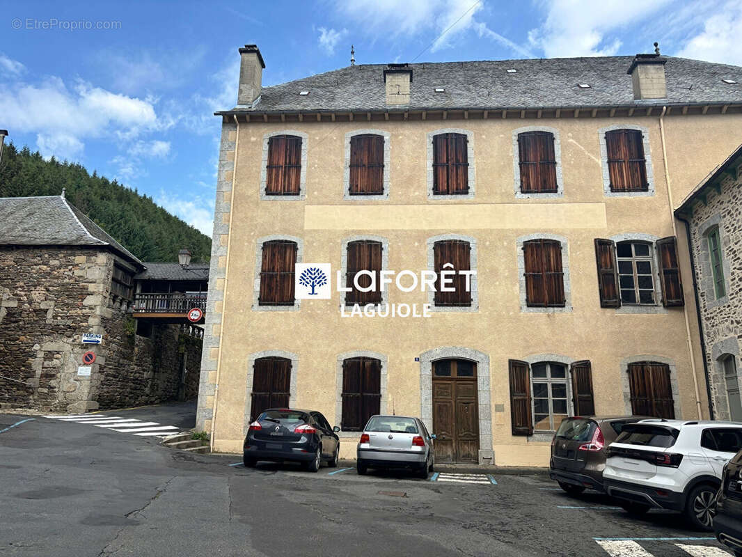 Appartement à CHAUDES-AIGUES