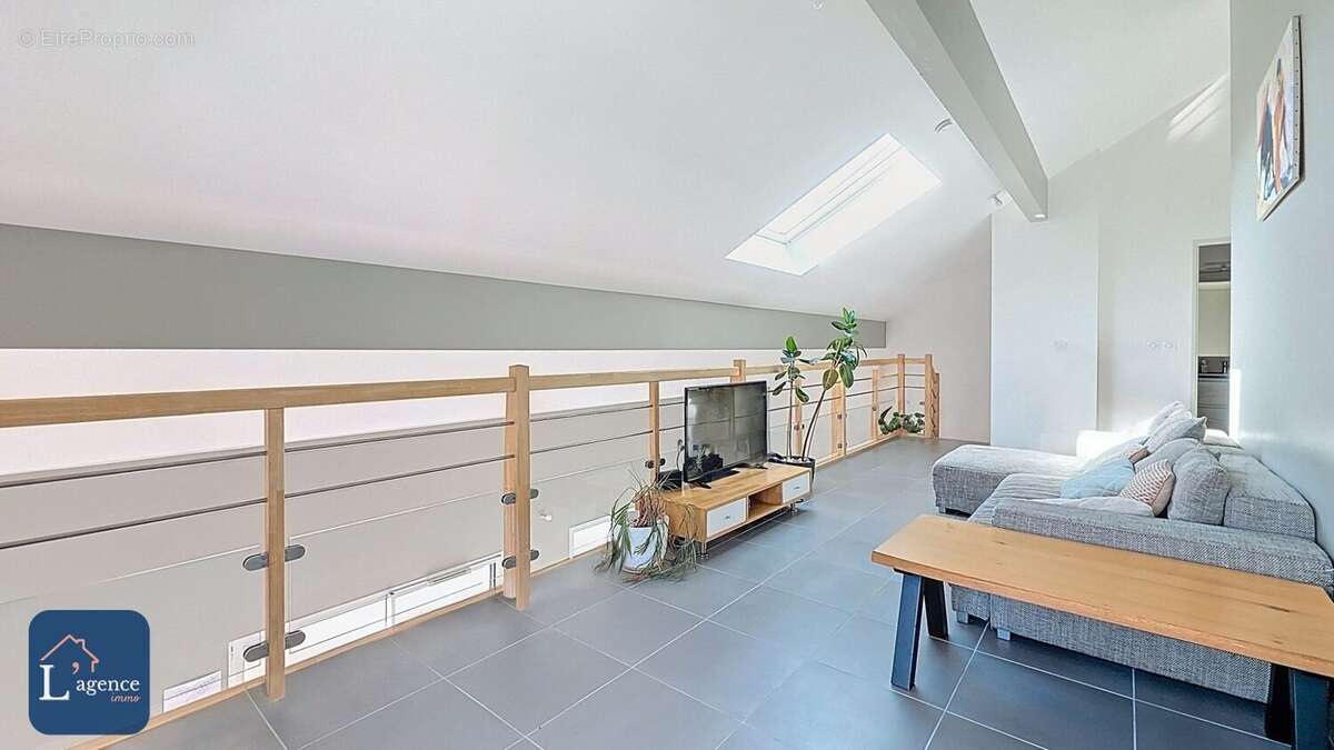 Appartement à PERON