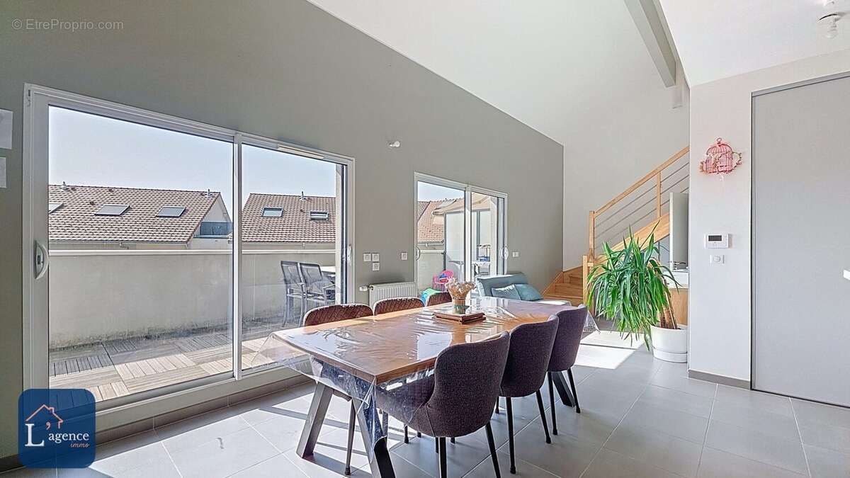 Appartement à PERON