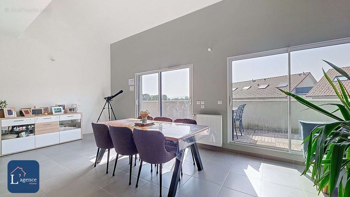 Appartement à PERON