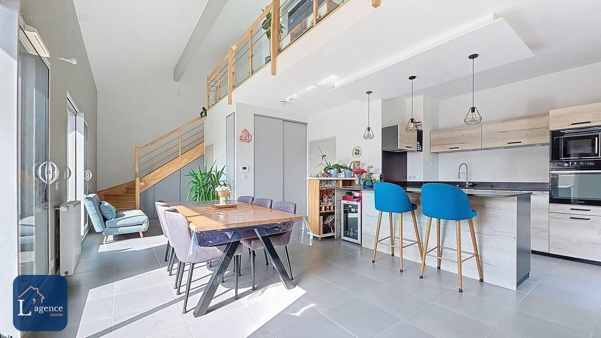 Appartement à PERON