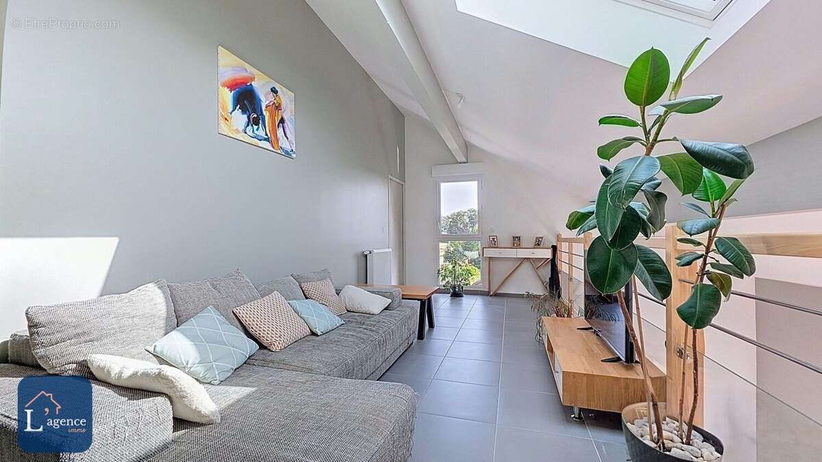 Appartement à PERON