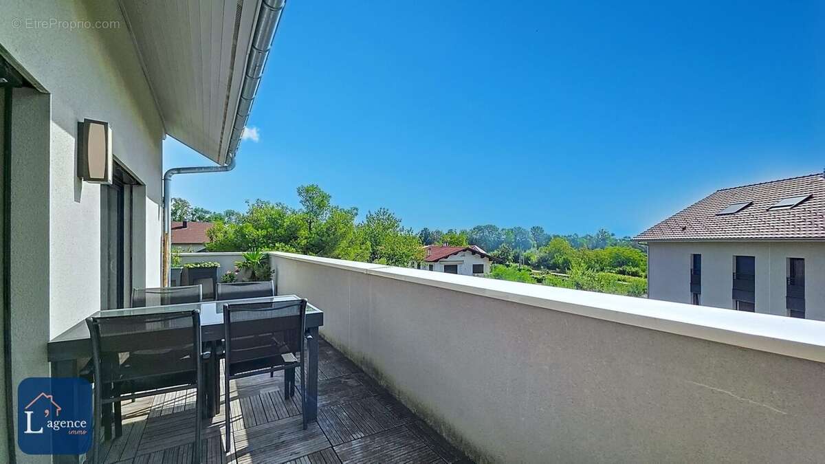 Appartement à PERON