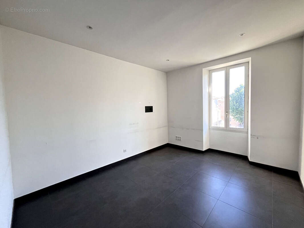 Commerce à SAINT-MAXIMIN-LA-SAINTE-BAUME