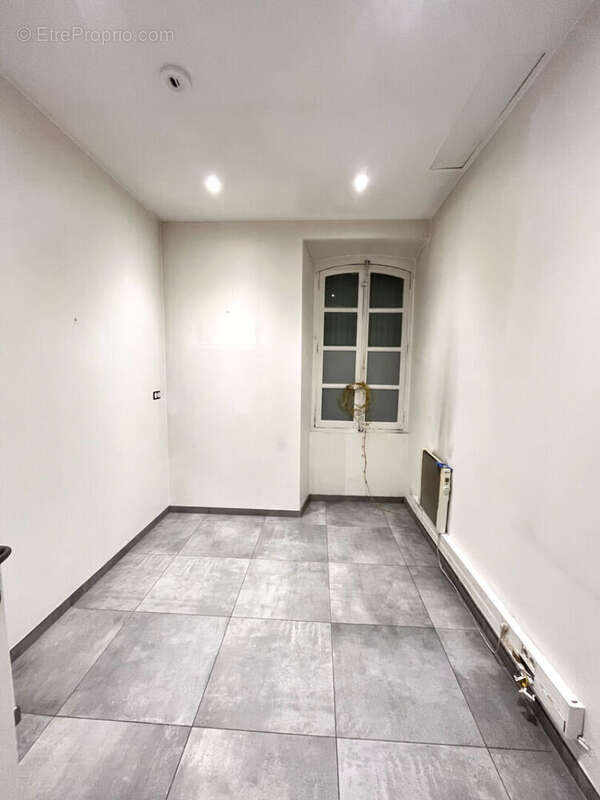 Commerce à SAINT-MAXIMIN-LA-SAINTE-BAUME