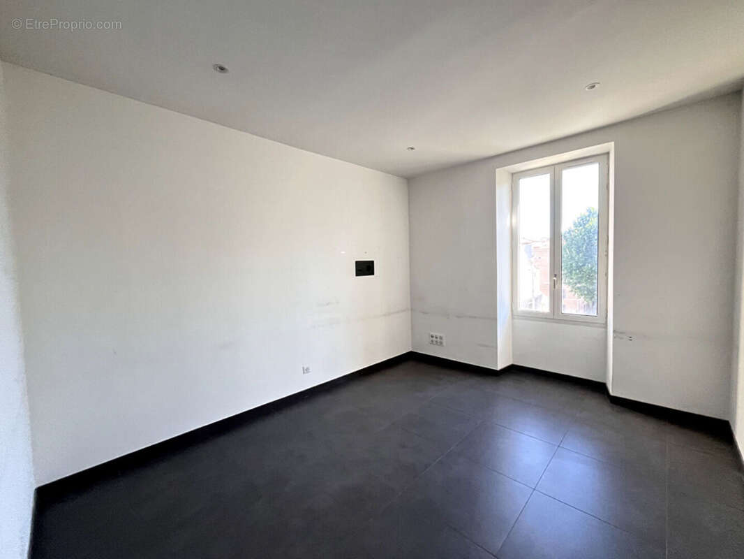 Commerce à SAINT-MAXIMIN-LA-SAINTE-BAUME