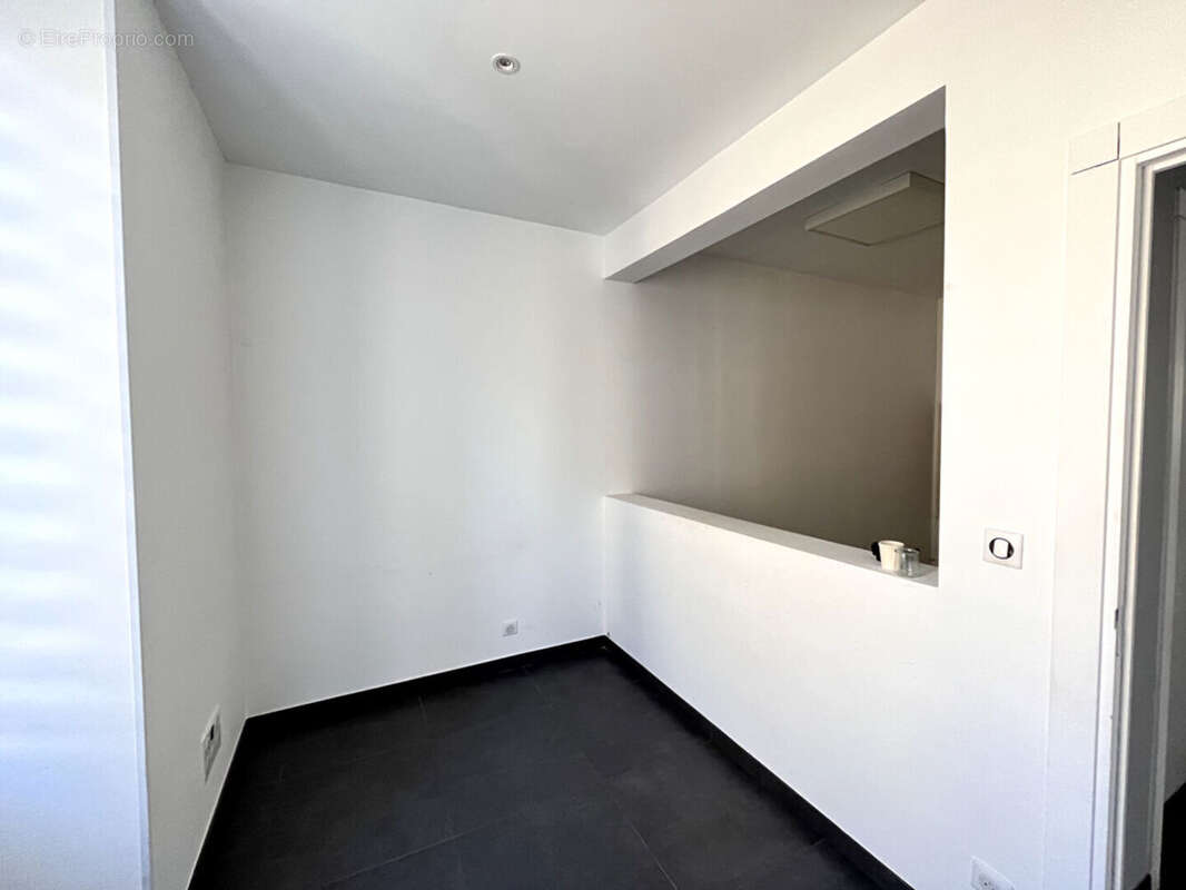 Commerce à SAINT-MAXIMIN-LA-SAINTE-BAUME