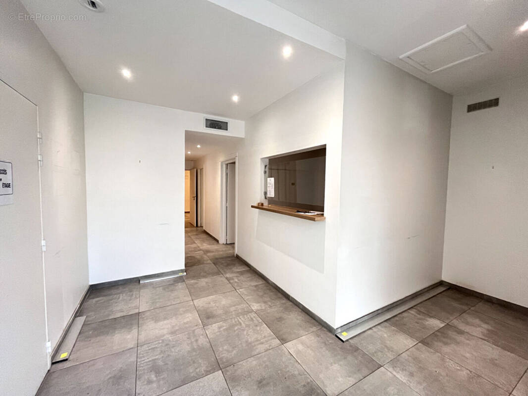 Commerce à SAINT-MAXIMIN-LA-SAINTE-BAUME