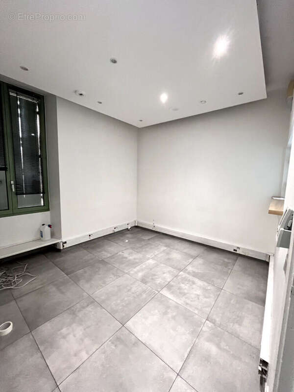 Commerce à SAINT-MAXIMIN-LA-SAINTE-BAUME