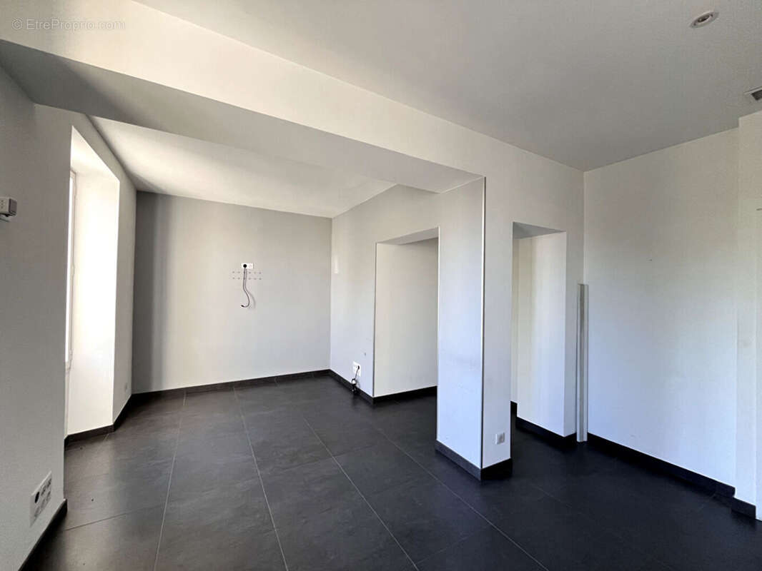 Commerce à SAINT-MAXIMIN-LA-SAINTE-BAUME