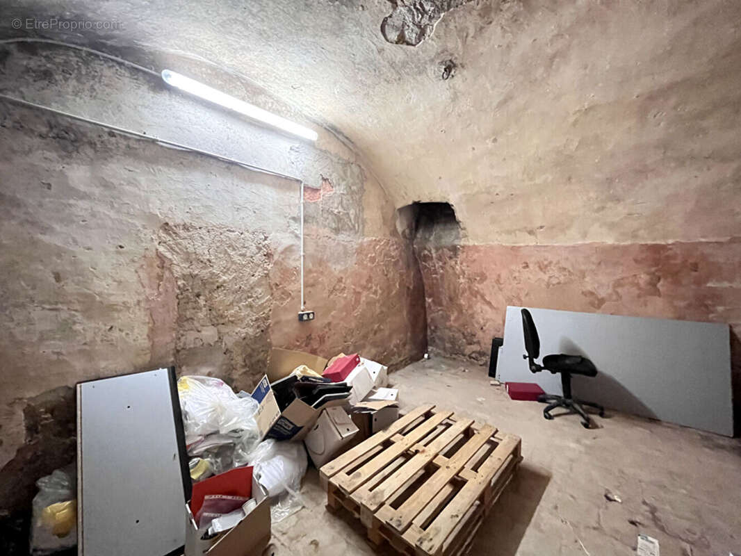 Commerce à SAINT-MAXIMIN-LA-SAINTE-BAUME