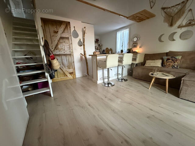 Maison à VIC-LA-GARDIOLE