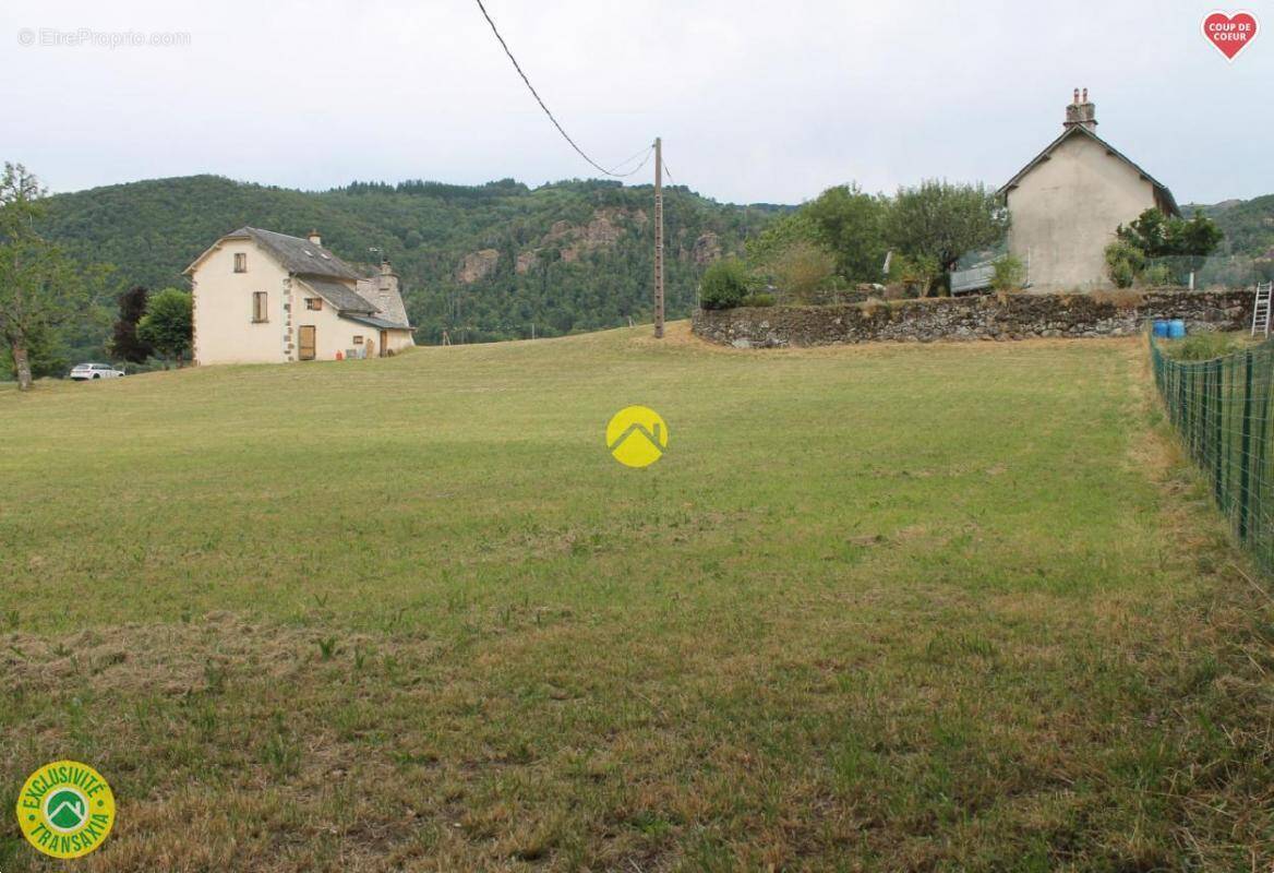 Terrain à VIC-SUR-CERE