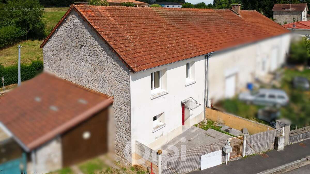 Maison à LA JONCHERE-SAINT-MAURICE