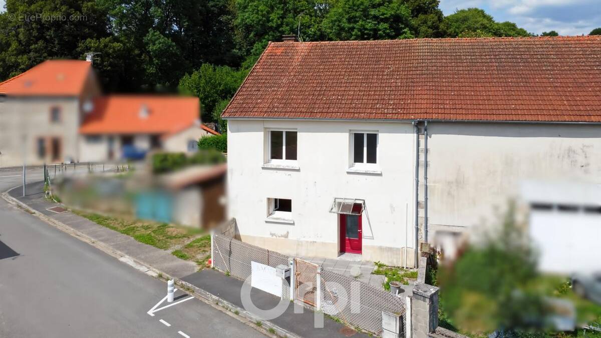 Maison à LA JONCHERE-SAINT-MAURICE