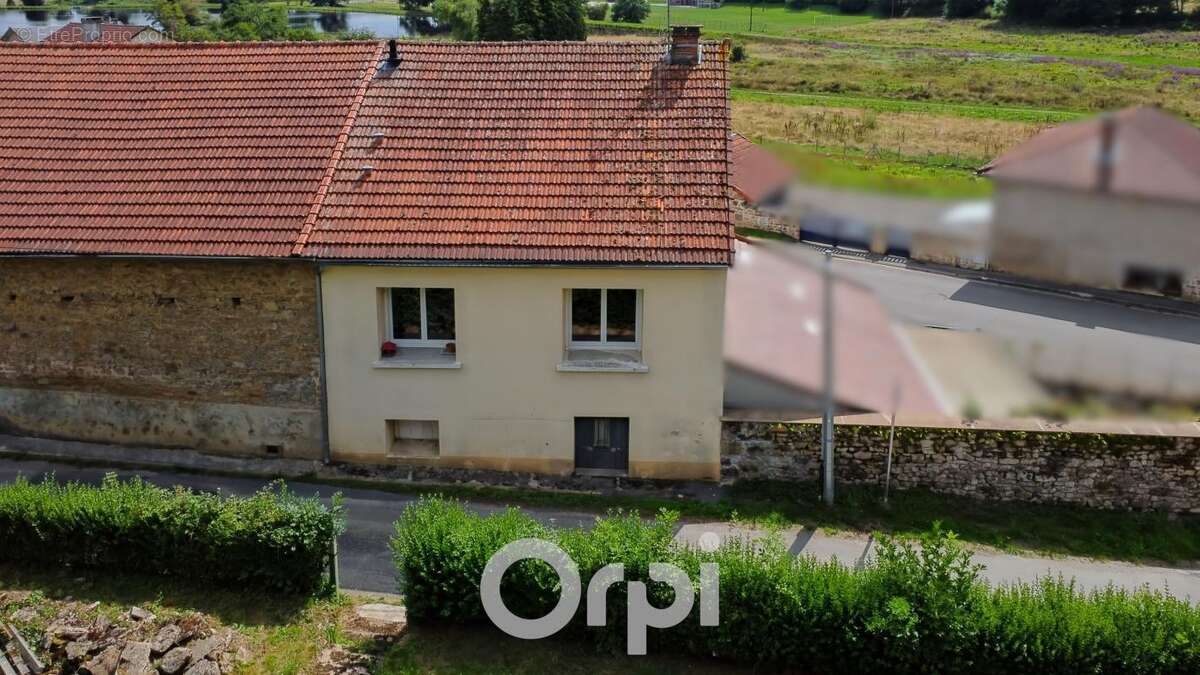 Maison à LA JONCHERE-SAINT-MAURICE