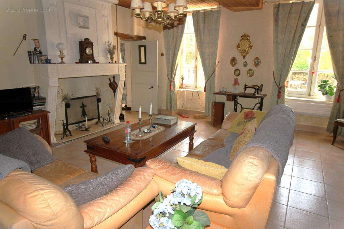 Maison à SAINT-PALAIS-DE-PHIOLIN