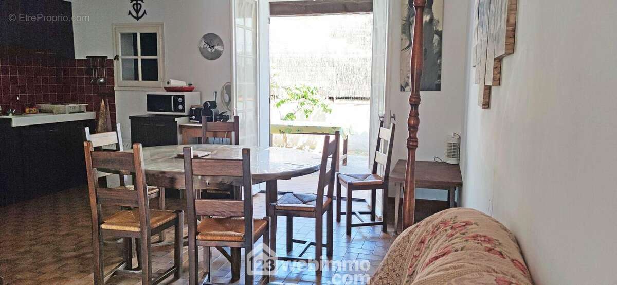 Coin cuisine appartement 1 - Maison à SAINTES-MARIES-DE-LA-MER