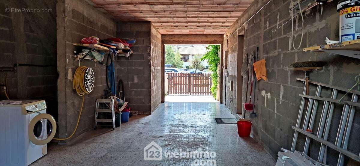 Grand garage traversant, pour 3 voitures. - Maison à SAINTES-MARIES-DE-LA-MER