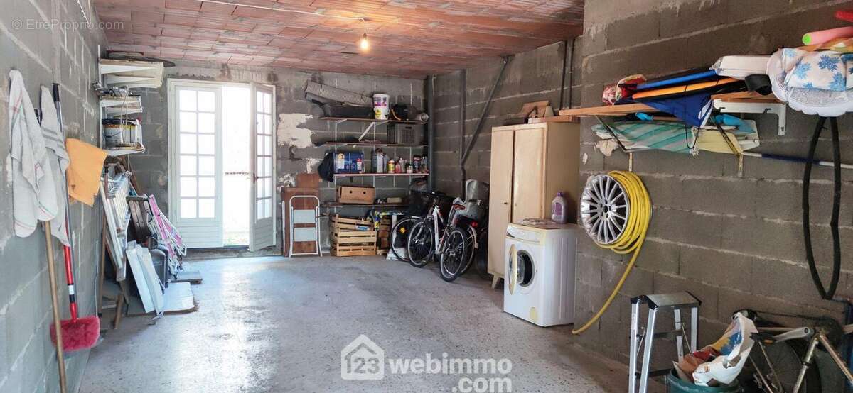 Grand garage traversant, pour 3 voitures. - Maison à SAINTES-MARIES-DE-LA-MER