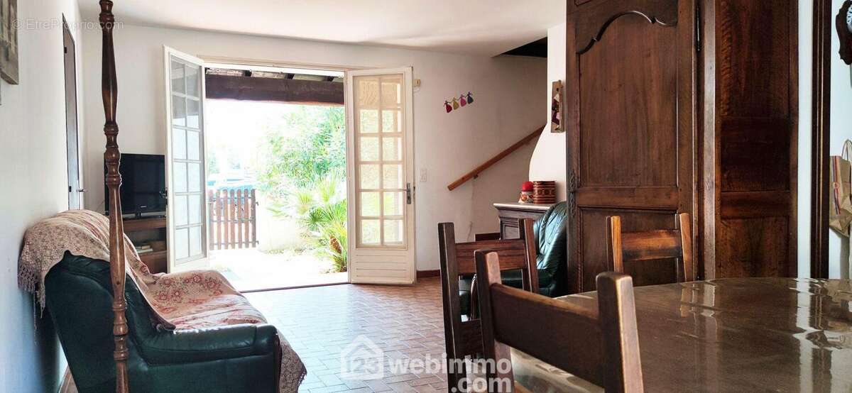 Pièce de vie appartement 1 - Maison à SAINTES-MARIES-DE-LA-MER