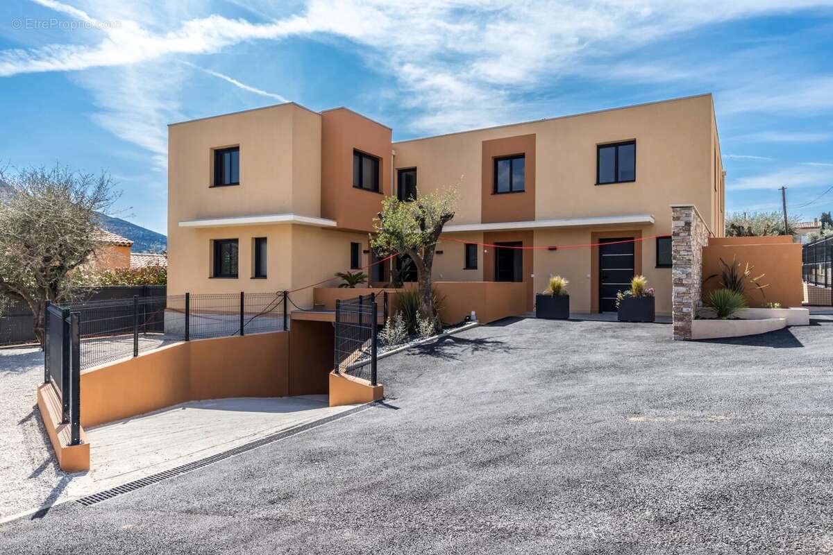 Appartement à CARROS