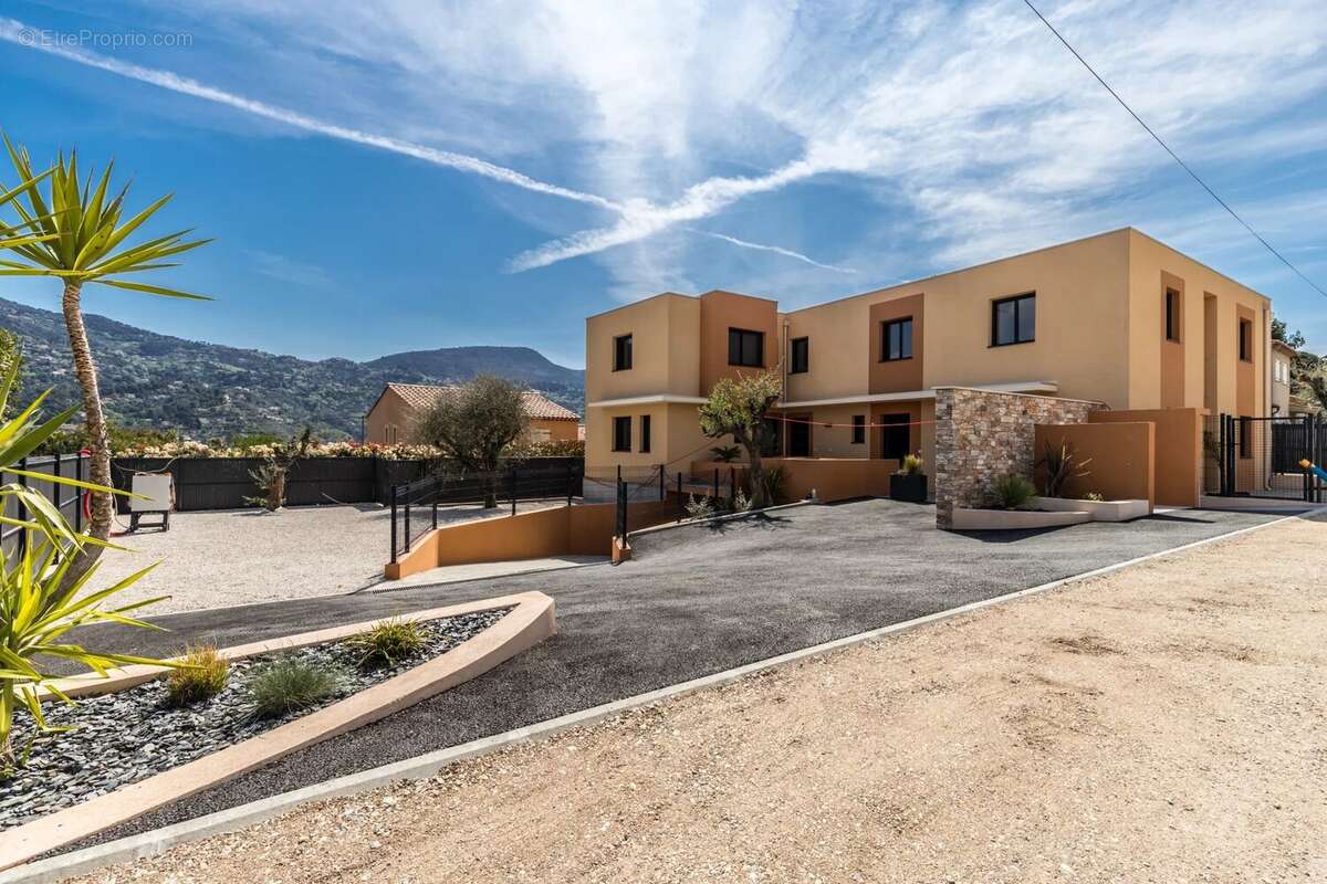 Appartement à CARROS