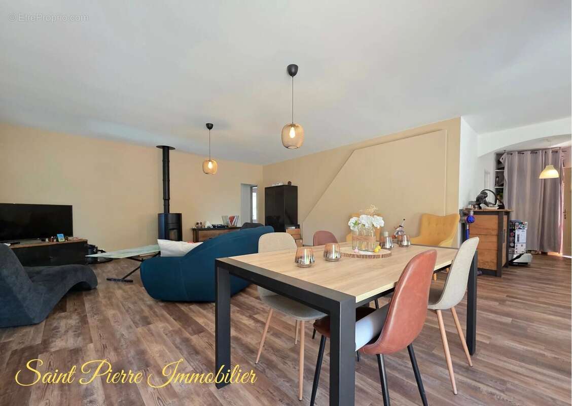 Maison à SAINT-MITRE-LES-REMPARTS