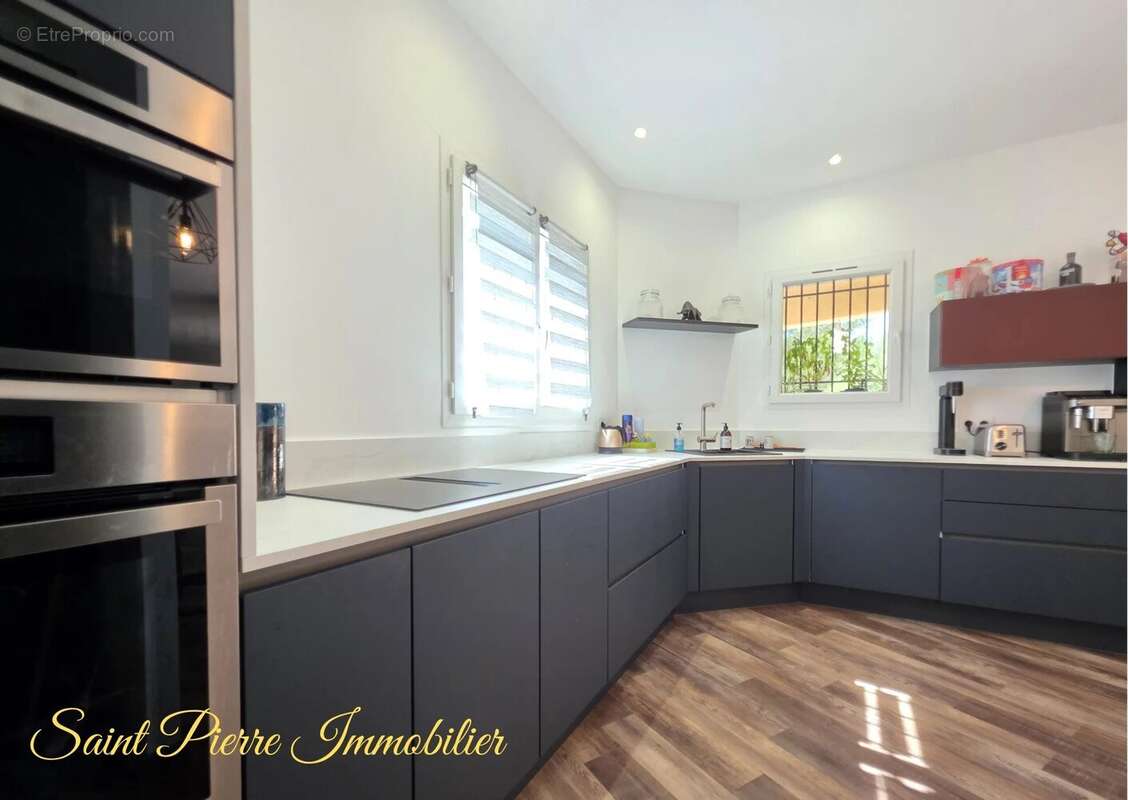 Maison à SAINT-MITRE-LES-REMPARTS