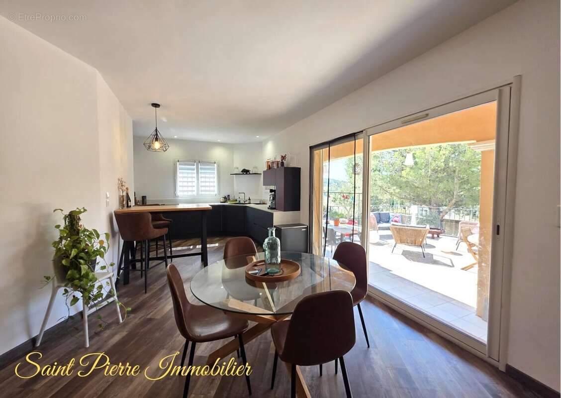 Maison à SAINT-MITRE-LES-REMPARTS